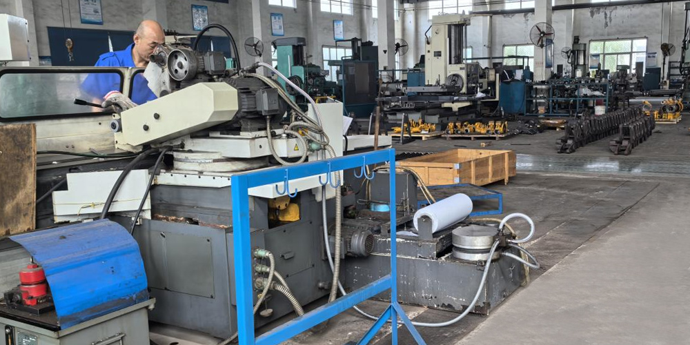 Maintenance service of ballast tamper tamping units